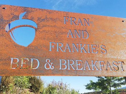 wanaka bed and breakfast Fran & Frankies sign